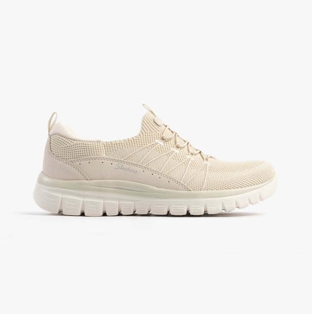 These women's low-top trainers feature a synthetic mesh upper with memory foam lining and a rubber sole, offering comfort and a relaxed fit for casual wear