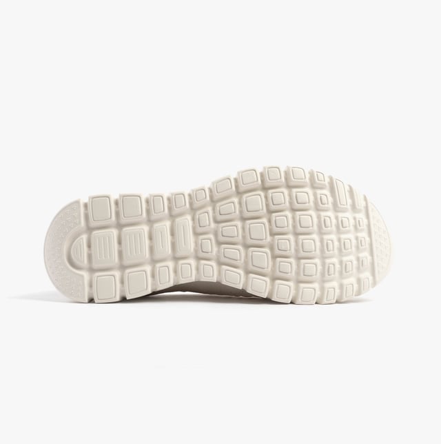 These women's low-top trainers feature a synthetic mesh upper with memory foam lining and a rubber sole, offering comfort and a relaxed fit for casual wear