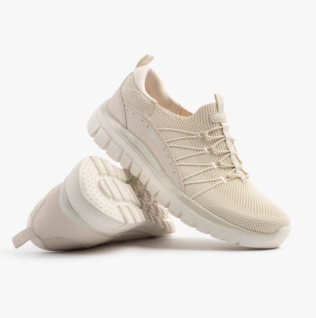These women's low-top trainers feature a synthetic mesh upper with memory foam lining and a rubber sole, offering comfort and a relaxed fit for casual wear