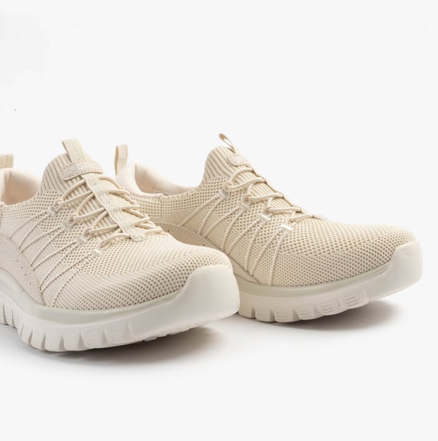These women's low-top trainers feature a synthetic mesh upper with memory foam lining and a rubber sole, offering comfort and a relaxed fit for casual wear