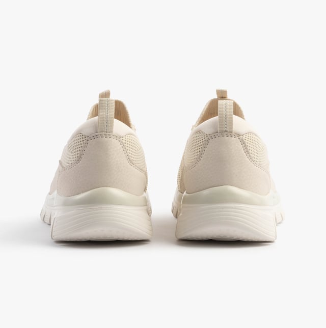 These women's low-top trainers feature a synthetic mesh upper with memory foam lining and a rubber sole, offering comfort and a relaxed fit for casual wear