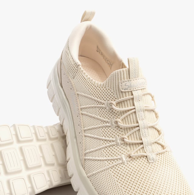 These women's low-top trainers feature a synthetic mesh upper with memory foam lining and a rubber sole, offering comfort and a relaxed fit for casual wear