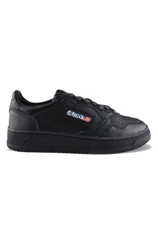 Sneakers Autry de cuero negro.Parche del logotipo en el exterior. Contrafuerte de piel negra y logotipo en relieve.Lengüeta con parche del logotipo.Suela de goma negra. Cierre con cordones. Puntera redonda perforada.100% piel.