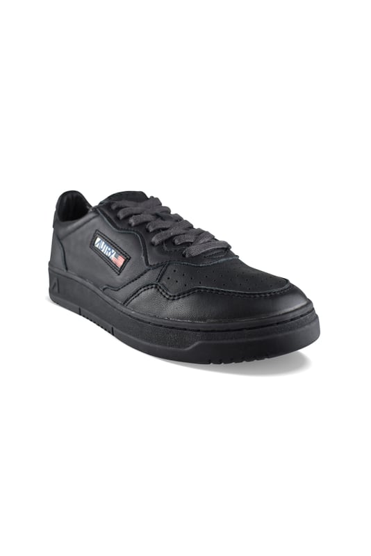 Sneakers Autry de cuero negro.Parche del logotipo en el exterior. Contrafuerte de piel negra y logotipo en relieve.Lengüeta con parche del logotipo.Suela de goma negra. Cierre con cordones. Puntera redonda perforada.100% piel.