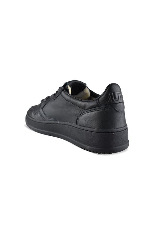 Sneakers Autry de cuero negro.Parche del logotipo en el exterior. Contrafuerte de piel negra y logotipo en relieve.Lengüeta con parche del logotipo.Suela de goma negra. Cierre con cordones. Puntera redonda perforada.100% piel.