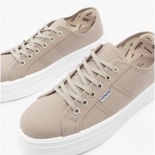 These women's platform canvas trainers feature breathable fabric uppers, a round toe, and a flat sole, offering comfort for casual wear and easy lace-up fastening