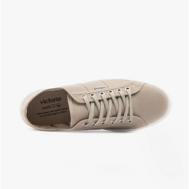 These women's platform canvas trainers feature breathable fabric uppers, a round toe, and a flat sole, offering comfort for casual wear and easy lace-up fastening