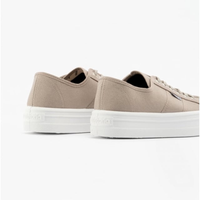 These women's platform canvas trainers feature breathable fabric uppers, a round toe, and a flat sole, offering comfort for casual wear and easy lace-up fastening
