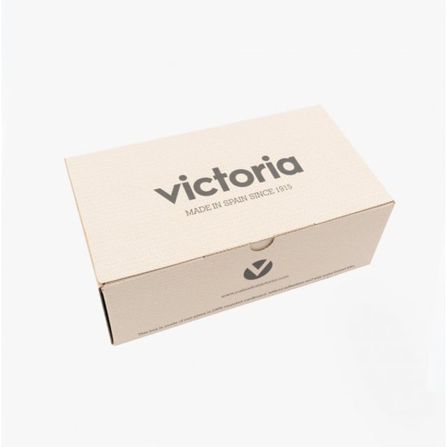 These women's platform canvas trainers feature breathable fabric uppers, a round toe, and a flat sole, offering comfort for casual wear and easy lace-up fastening