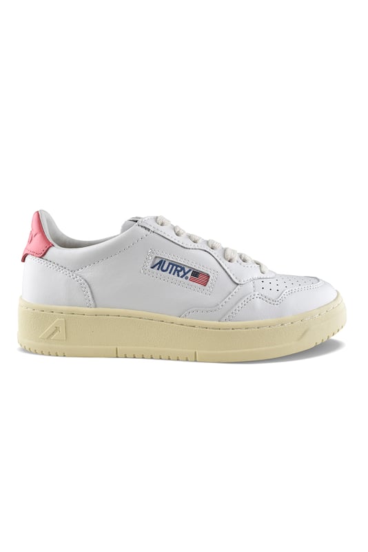 Autry Sneakers Medalist Weiß Niedrige Sneakers Autry aus weißem Leder.Logo-Patch an der Außenseite. Fersenkappe aus rosafarbenem Leder mit Logoprägung.Zunge mit Logo-Patch.Dicke Gummisohle mit vergilbtem Effekt. Verschluss mit Schnürsenkeln. Perforierte runde Zehenkappe.100% Leder.