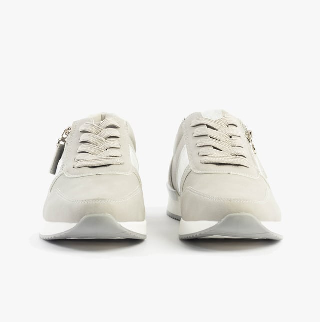 These casual women's trainers feature a textile upper and lining with a rubber sole, lightweight design, and a low-top lace-up style, perfect for everyday comfort