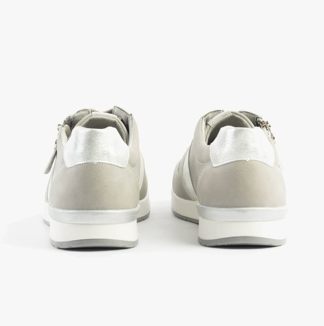 These casual women's trainers feature a textile upper and lining with a rubber sole, lightweight design, and a low-top lace-up style, perfect for everyday comfort
