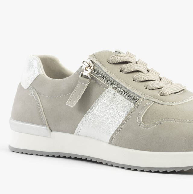 These casual women's trainers feature a textile upper and lining with a rubber sole, lightweight design, and a low-top lace-up style, perfect for everyday comfort