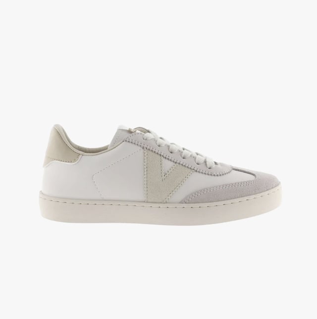 These casual women's trainers feature a leather and synthetic upper, lightweight design, and a low-top silhouette with a round toe, ideal for everyday comfort and casual wear