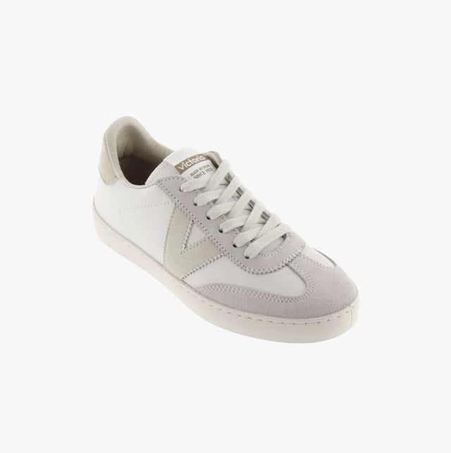 These casual women's trainers feature a leather and synthetic upper, lightweight design, and a low-top silhouette with a round toe, ideal for everyday comfort and casual wear