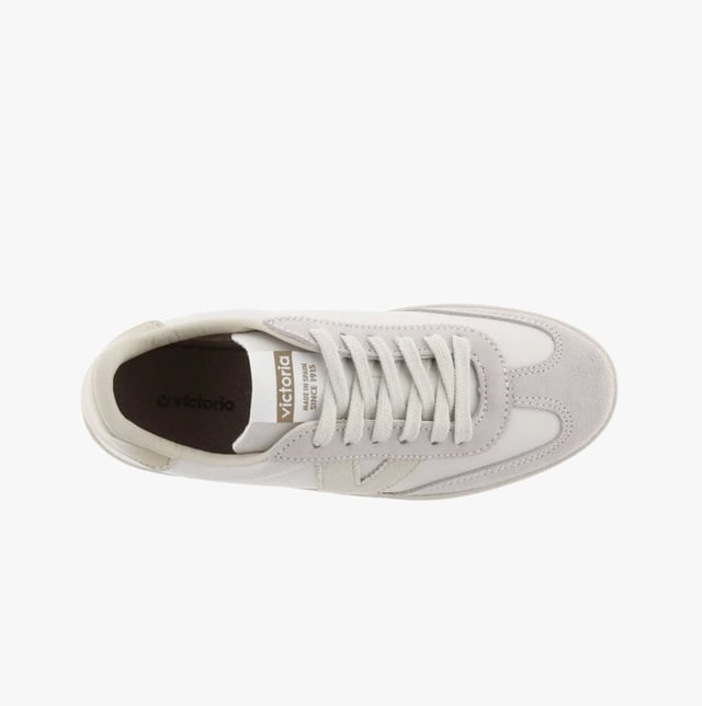 These casual women's trainers feature a leather and synthetic upper, lightweight design, and a low-top silhouette with a round toe, ideal for everyday comfort and casual wear