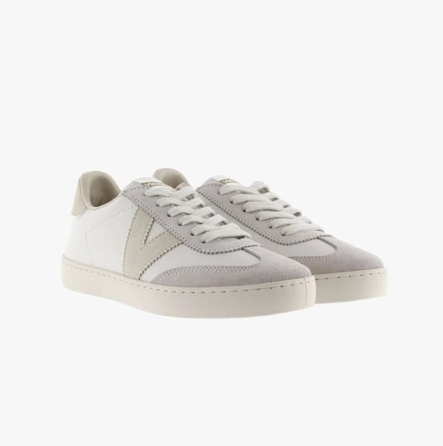 These casual women's trainers feature a leather and synthetic upper, lightweight design, and a low-top silhouette with a round toe, ideal for everyday comfort and casual wear