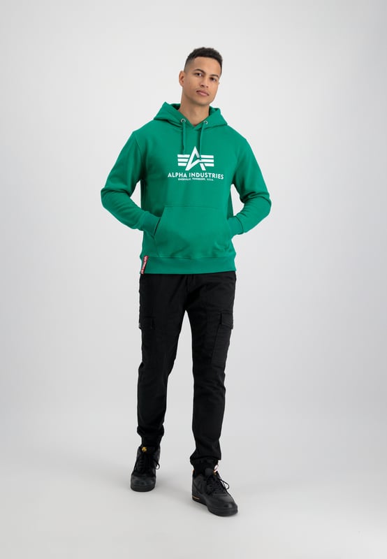 El Basic Hoodie de Alpha Industries combina estilo, comodidad y calidad. Ideal para deporte, tiempo libre o trabajo, ofrece el máximo confort y un look desenfadado. El tejido exterior de algodón y poliéster garantiza suavidad y un ajuste óptimo. Gracias al corte regular, disfrutas de libertad de movimiento. La capucha con cordón, los puños de canalé, el logo Alpha en el pecho y los detalles RBF completan el diseño. El bolsillo canguro delantero ofrece espacio de almacenamiento práctico. Acabado con perfección para las más altas exigencias.