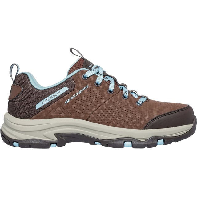 Triomfeer over de paden in buitenstijl en ruime comfort met de Skechers Relaxed Fit: Trego Trail Destiny. Deze lage wandelschoen heeft een waterdichte synthetische en geweven bovenkant met een vetersluiting en een Skechers Air-Cooled Memory Foam binnenzool.