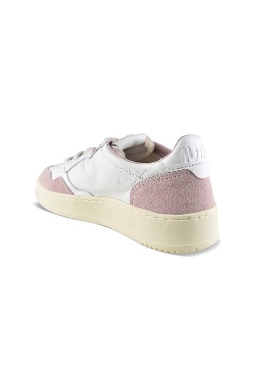 Lage sneakers Autry van wit leer en roze suède.Logopatch aan de buitenkant. Bovenwerk van wit leer met reliëflogo.Tong met logopatch.Rubberen zool met vergeeld effect. Vetersluiting. Geperforeerde ronde teen.100% leer.