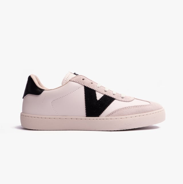 Faux leather low-top trainers with textile lining and PVC sole offer comfort and a casual style. Ideal for everyday wear with a lace-up closure and round toe shape