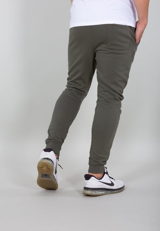 El jogger de Alpha Industries está confeccionado exclusivamente con materiales de alta calidad y cuenta con un estampado en la costura lateral izquierda, una costura de división sobre la rodilla y una etiqueta RBF en forma de lazo en el extremo de la pierna izquierda.
