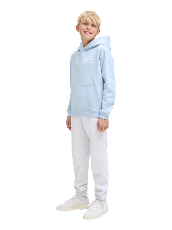 Voor alle jongens die van casual en comfortabel houden: de Jack & Jones junior joggingbroek is de perfecte keuze voor vrije tijd en spel. Met zijn losse pasvorm, lage taille en wijde pijpen biedt hij maximale bewegingsvrijheid. De elastische tailleband met intern elastisch trekkoord zorgt voor een perfecte pasvorm, terwijl zijzakken en een kleine achterzak praktische opbergruimte bieden. Gemaakt van ongeborstelde sweatstof, maken ze indruk met hun robuuste comfort en casual look - ideaal voor actieve kinderen die plezier willen maken.