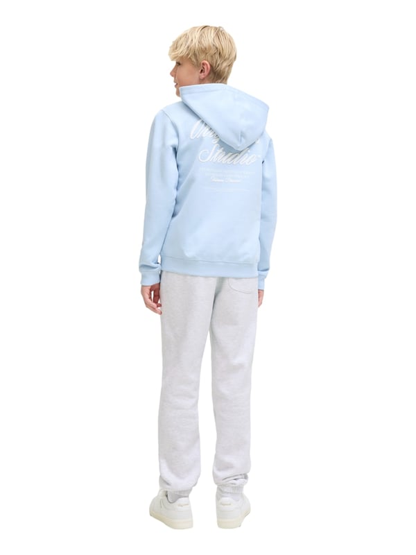 Voor alle jongens die van casual en comfortabel houden: de Jack & Jones junior joggingbroek is de perfecte keuze voor vrije tijd en spel. Met zijn losse pasvorm, lage taille en wijde pijpen biedt hij maximale bewegingsvrijheid. De elastische tailleband met intern elastisch trekkoord zorgt voor een perfecte pasvorm, terwijl zijzakken en een kleine achterzak praktische opbergruimte bieden. Gemaakt van ongeborstelde sweatstof, maken ze indruk met hun robuuste comfort en casual look - ideaal voor actieve kinderen die plezier willen maken.