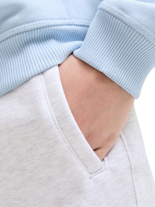 Voor alle jongens die van casual en comfortabel houden: de Jack & Jones junior joggingbroek is de perfecte keuze voor vrije tijd en spel. Met zijn losse pasvorm, lage taille en wijde pijpen biedt hij maximale bewegingsvrijheid. De elastische tailleband met intern elastisch trekkoord zorgt voor een perfecte pasvorm, terwijl zijzakken en een kleine achterzak praktische opbergruimte bieden. Gemaakt van ongeborstelde sweatstof, maken ze indruk met hun robuuste comfort en casual look - ideaal voor actieve kinderen die plezier willen maken.