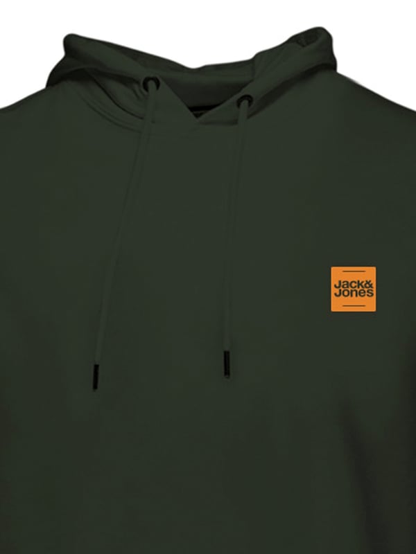 Deze hoodie voor heren combineert een klassieke look met een sportieve flair. Dankzij de normale pasvorm zit hij lekker los zonder zijn silhouet te verliezen. De capuchon met verstelbaar trekkoord beschermt je in stijl tegen weer en wind. Zachte geribde manchetten en zoom zorgen voor een goede pasvorm en extra comfort. Een kleine logoprint op de borst voegt een subtiel merkaccent toe. De hoogwaardige materiaalmix voelt aangenaam zacht aan tegen de huid. Ideaal voor ontspannen dagen, thuis of onderweg. Makkelijk te combineren en tijdloos - een echte allrounder voor in de vrije tijd. De hoodie biedt duurzame kwaliteit en modieus understatement. Trek hem gewoon aan en voel je goed.