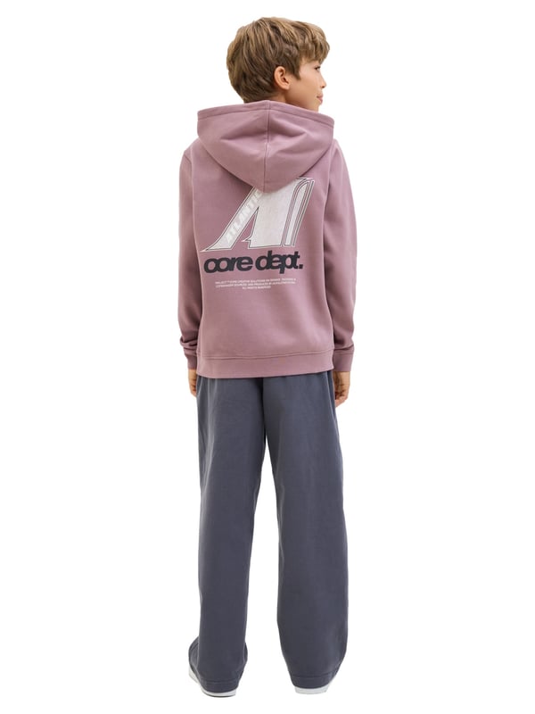 Met deze hoodie blijf je altijd comfortabel en stijlvol. De normale pasvorm biedt je veel bewegingsvrijheid - perfect voor school en vrije tijd. De zachte binnenkant voelt heel behaaglijk aan en houdt je warm als het buiten koud wordt. De capuchon beschermt je ook tegen de wind en ziet er casual uit. Je kunt je handen warm houden of kleine spullen opbergen in de kangoeroezak. De elastische geribde boorden en zoom zorgen dat alles goed aansluit. De kleine print op de voorkant is subtiel en stoer. De grote print op de achterkant is echt opvallend - een echte blikvanger! Met jeans of joggers: de hoodie past overal bij. Een echte favoriet voor elke dag!