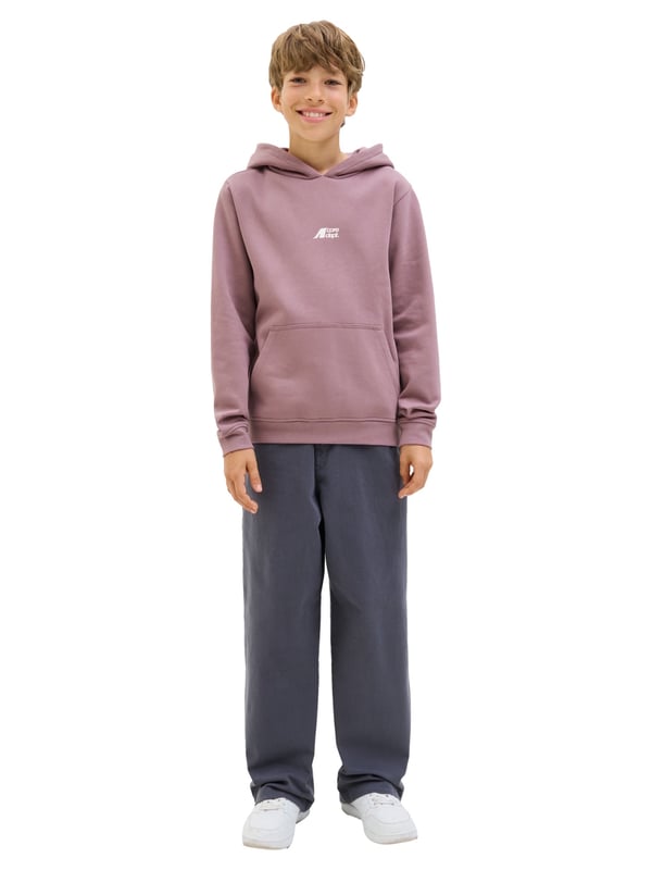 Met deze hoodie blijf je altijd comfortabel en stijlvol. De normale pasvorm biedt je veel bewegingsvrijheid - perfect voor school en vrije tijd. De zachte binnenkant voelt heel behaaglijk aan en houdt je warm als het buiten koud wordt. De capuchon beschermt je ook tegen de wind en ziet er casual uit. Je kunt je handen warm houden of kleine spullen opbergen in de kangoeroezak. De elastische geribde boorden en zoom zorgen dat alles goed aansluit. De kleine print op de voorkant is subtiel en stoer. De grote print op de achterkant is echt opvallend - een echte blikvanger! Met jeans of joggers: de hoodie past overal bij. Een echte favoriet voor elke dag!