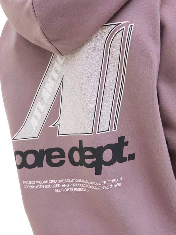 Met deze hoodie blijf je altijd comfortabel en stijlvol. De normale pasvorm biedt je veel bewegingsvrijheid - perfect voor school en vrije tijd. De zachte binnenkant voelt heel behaaglijk aan en houdt je warm als het buiten koud wordt. De capuchon beschermt je ook tegen de wind en ziet er casual uit. Je kunt je handen warm houden of kleine spullen opbergen in de kangoeroezak. De elastische geribde boorden en zoom zorgen dat alles goed aansluit. De kleine print op de voorkant is subtiel en stoer. De grote print op de achterkant is echt opvallend - een echte blikvanger! Met jeans of joggers: de hoodie past overal bij. Een echte favoriet voor elke dag!