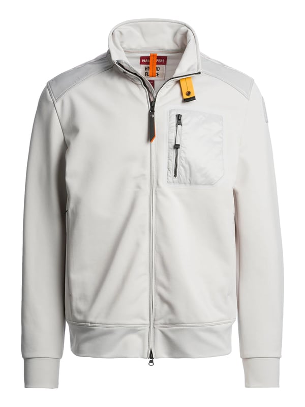 Dit sweatjack combineert sportieve nonchalance met een functioneel ontwerp. De mix van materialen en het gewatteerde inzetstuk op de bovenrug zorgen voor een spannende look en behaaglijke warmte. Een klassieke opstaande kraag met een opvallende, op parachutes geïnspireerde kraagband geeft de look karakter. De tweewegritssluiting brengt flexibiliteit in je dagelijks leven - open, half dicht of helemaal dicht. De zijzakken met ritssluiting en borstzak bieden veilige opbergruimte voor je mobiele telefoon, sleutels en andere spullen. Elastische manchetten aan de mouwen en zoom zorgen voor een perfecte pasvorm bij elke beweging. Discrete labeldetails en de patch op de bovenarm voegen stijlvolle accenten toe. Het hoogwaardige materiaal belooft een comfortabele pasvorm, zelfs bij wisselvallig weer. Stad, vrije tijd of outdooravonturen - deze jas kan het allemaal aan. Comfort en stijl gaan hier hand in hand!