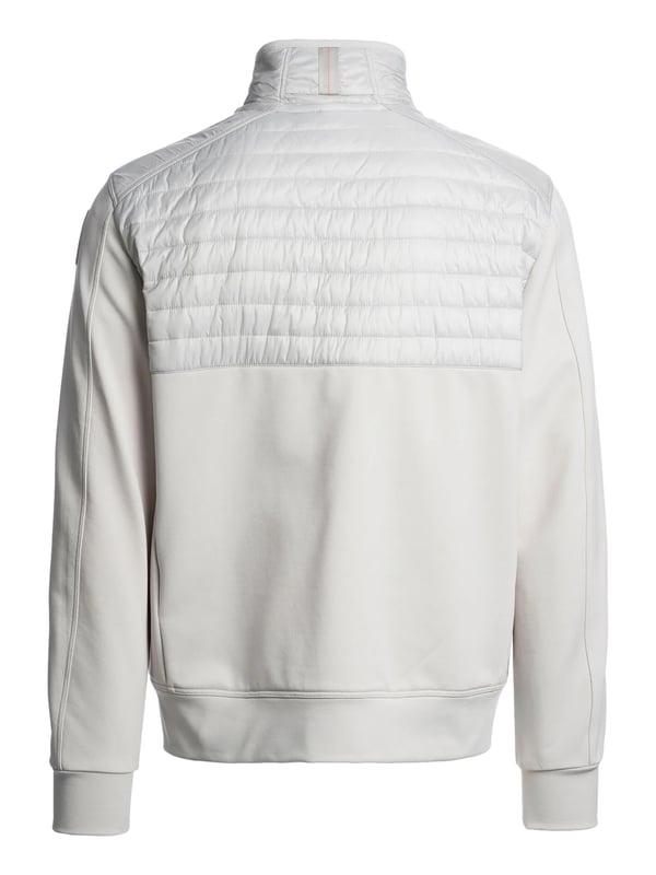Dit sweatjack combineert sportieve nonchalance met een functioneel ontwerp. De mix van materialen en het gewatteerde inzetstuk op de bovenrug zorgen voor een spannende look en behaaglijke warmte. Een klassieke opstaande kraag met een opvallende, op parachutes geïnspireerde kraagband geeft de look karakter. De tweewegritssluiting brengt flexibiliteit in je dagelijks leven - open, half dicht of helemaal dicht. De zijzakken met ritssluiting en borstzak bieden veilige opbergruimte voor je mobiele telefoon, sleutels en andere spullen. Elastische manchetten aan de mouwen en zoom zorgen voor een perfecte pasvorm bij elke beweging. Discrete labeldetails en de patch op de bovenarm voegen stijlvolle accenten toe. Het hoogwaardige materiaal belooft een comfortabele pasvorm, zelfs bij wisselvallig weer. Stad, vrije tijd of outdooravonturen - deze jas kan het allemaal aan. Comfort en stijl gaan hier hand in hand!