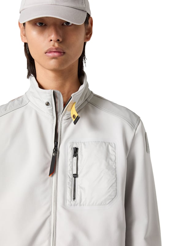 Dit sweatjack combineert sportieve nonchalance met een functioneel ontwerp. De mix van materialen en het gewatteerde inzetstuk op de bovenrug zorgen voor een spannende look en behaaglijke warmte. Een klassieke opstaande kraag met een opvallende, op parachutes geïnspireerde kraagband geeft de look karakter. De tweewegritssluiting brengt flexibiliteit in je dagelijks leven - open, half dicht of helemaal dicht. De zijzakken met ritssluiting en borstzak bieden veilige opbergruimte voor je mobiele telefoon, sleutels en andere spullen. Elastische manchetten aan de mouwen en zoom zorgen voor een perfecte pasvorm bij elke beweging. Discrete labeldetails en de patch op de bovenarm voegen stijlvolle accenten toe. Het hoogwaardige materiaal belooft een comfortabele pasvorm, zelfs bij wisselvallig weer. Stad, vrije tijd of outdooravonturen - deze jas kan het allemaal aan. Comfort en stijl gaan hier hand in hand!