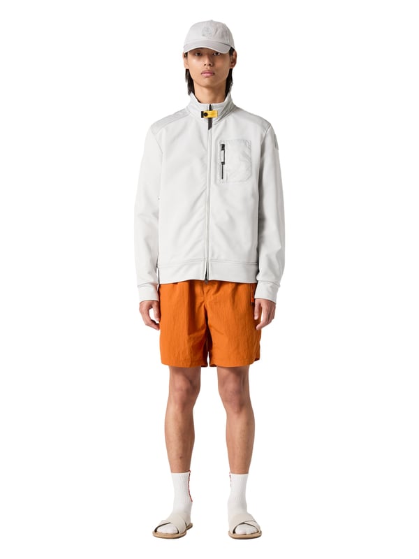 Dit sweatjack combineert sportieve nonchalance met een functioneel ontwerp. De mix van materialen en het gewatteerde inzetstuk op de bovenrug zorgen voor een spannende look en behaaglijke warmte. Een klassieke opstaande kraag met een opvallende, op parachutes geïnspireerde kraagband geeft de look karakter. De tweewegritssluiting brengt flexibiliteit in je dagelijks leven - open, half dicht of helemaal dicht. De zijzakken met ritssluiting en borstzak bieden veilige opbergruimte voor je mobiele telefoon, sleutels en andere spullen. Elastische manchetten aan de mouwen en zoom zorgen voor een perfecte pasvorm bij elke beweging. Discrete labeldetails en de patch op de bovenarm voegen stijlvolle accenten toe. Het hoogwaardige materiaal belooft een comfortabele pasvorm, zelfs bij wisselvallig weer. Stad, vrije tijd of outdooravonturen - deze jas kan het allemaal aan. Comfort en stijl gaan hier hand in hand!