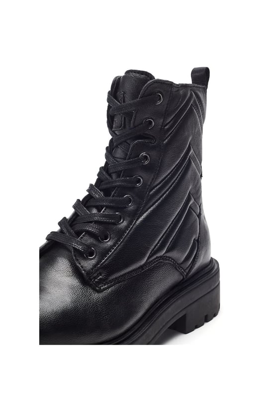 Looking for a versatile pair of leather boots? Lucca features a quilted design for a luxe feel with laces and a zip for the perfect fit.