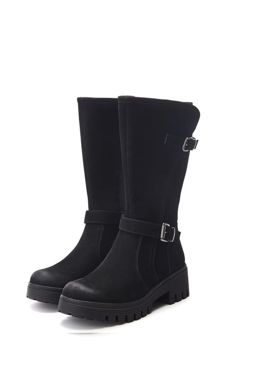 Feel your best in Farrar, the chunky boot with a double buckle design. The added elastic panel provides extra stretch to the fit whilst the zip ensures easy foot entry. Perfect for the cooler months, Farrar features faux fur lining for extra warmth. Complete with a soft padded leather sock for comfort all day long.