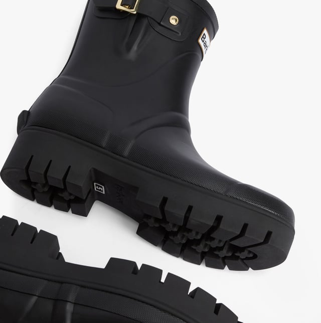 Diese wasserfesten Gummistiefel in knöchelhöhe verfügen über ein Obermaterial aus Gummi, eine Gummisohle, ein Polyesterfutter und einen Blockabsatz, ideal für lässige Outfits und einfachen Tragekomfort.