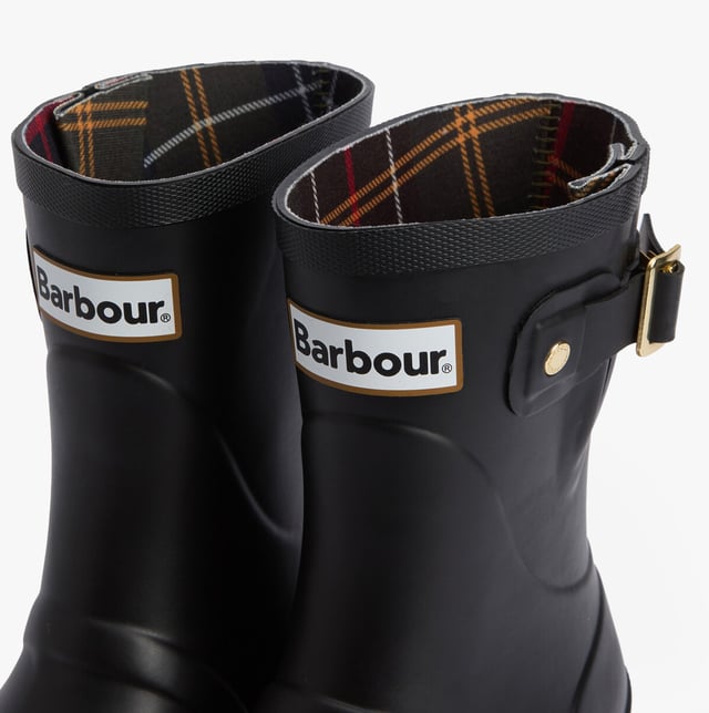 Diese wasserfesten Gummistiefel in knöchelhöhe verfügen über ein Obermaterial aus Gummi, eine Gummisohle, ein Polyesterfutter und einen Blockabsatz, ideal für lässige Outfits und einfachen Tragekomfort.
