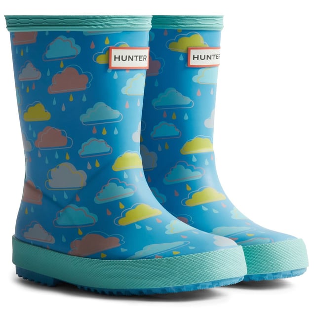 The Kids First Classic Rain Boot has been updated with a fun rain cloud print and is perfect for puddle splashing. Handcrafted from natural rubber, a flat sole and rounded toe gives little feet room to move.