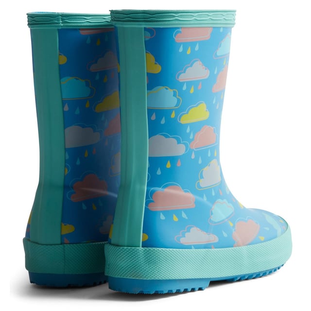 The Kids First Classic Rain Boot has been updated with a fun rain cloud print and is perfect for puddle splashing. Handcrafted from natural rubber, a flat sole and rounded toe gives little feet room to move.