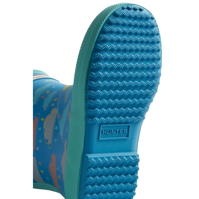 The Kids First Classic Rain Boot has been updated with a fun rain cloud print and is perfect for puddle splashing. Handcrafted from natural rubber, a flat sole and rounded toe gives little feet room to move.
