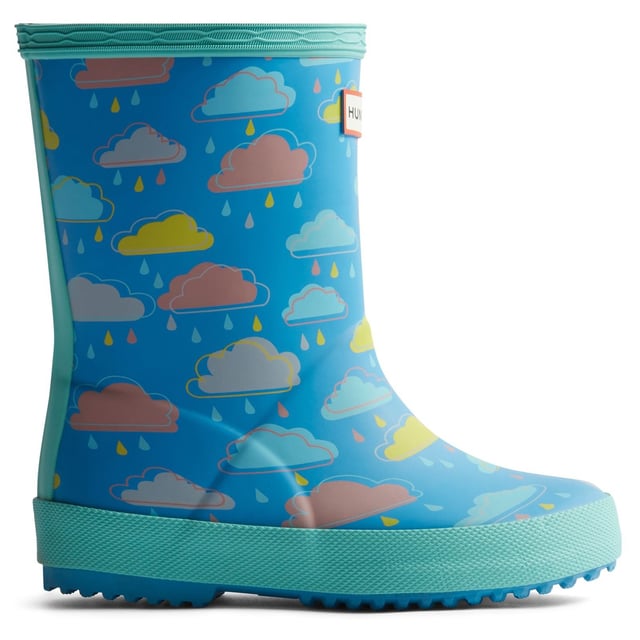 The Kids First Classic Rain Boot has been updated with a fun rain cloud print and is perfect for puddle splashing. Handcrafted from natural rubber, a flat sole and rounded toe gives little feet room to move.