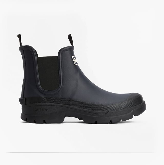 Estas botas de agua Chelsea para hombres cuentan con una parte superior y suela de goma, forro de poliéster, paneles laterales elásticos y un diseño para poner y quitar fácilmente, ofreciendo comodidad y cobertura en el tobillo para un uso casual.