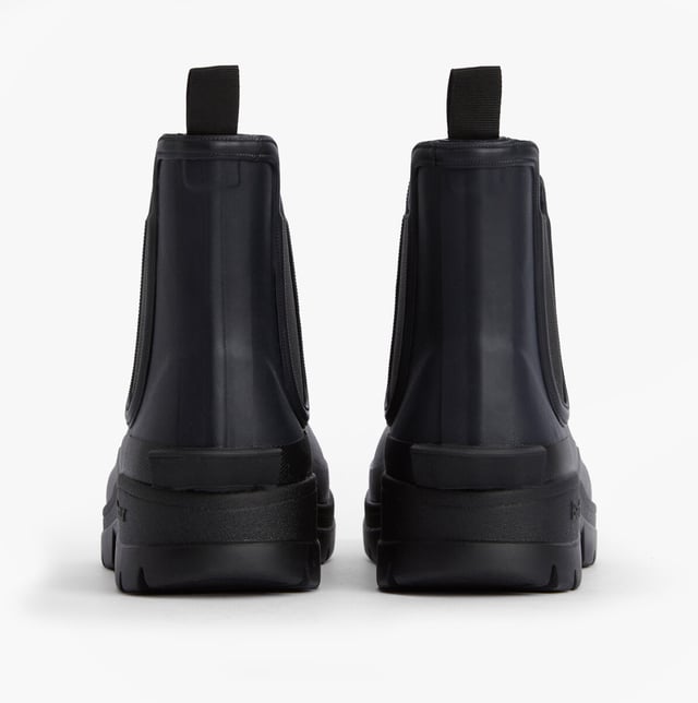 Estas botas de agua Chelsea para hombres cuentan con una parte superior y suela de goma, forro de poliéster, paneles laterales elásticos y un diseño para poner y quitar fácilmente, ofreciendo comodidad y cobertura en el tobillo para un uso casual.
