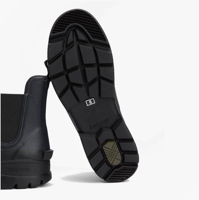 Estas botas de agua Chelsea para hombres cuentan con una parte superior y suela de goma, forro de poliéster, paneles laterales elásticos y un diseño para poner y quitar fácilmente, ofreciendo comodidad y cobertura en el tobillo para un uso casual.