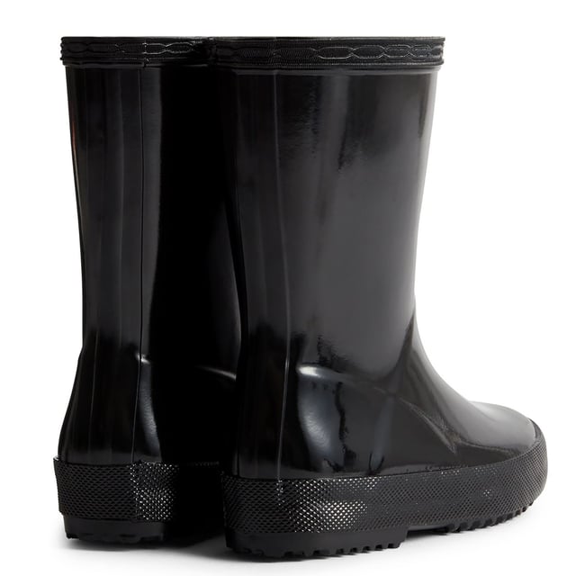 The Kids First Classic Rain Boot is perfect for puddle splashing. Handcrafted from natural rubber, a flat sole and rounded toe gives little feet room to move and the updated 100% recycled polyester lining ensures comfort for every adventure.