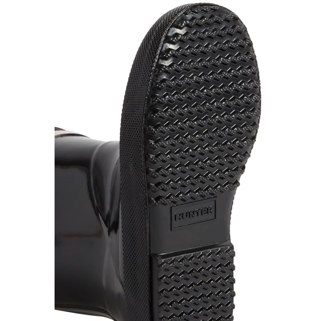 The Kids First Classic Rain Boot is perfect for puddle splashing. Handcrafted from natural rubber, a flat sole and rounded toe gives little feet room to move and the updated 100% recycled polyester lining ensures comfort for every adventure.